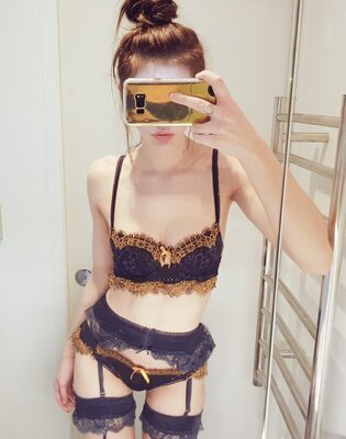 Photo catégorisée avec : Brunette, Camgirl, Lingerie, ManyVids.com, MissAlice_94 - MissAlice_18, Selfie, nood.tv