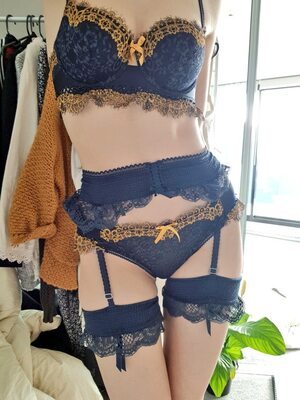 Photo catégorisée avec : Brunette, Camgirl, Lingerie, ManyVids.com, MissAlice_94 - MissAlice_18, nood.tv