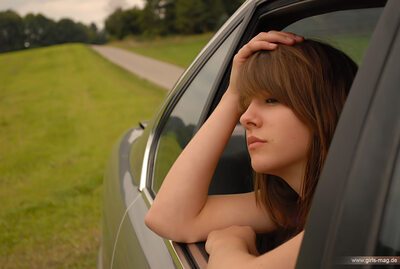 Photo catégorisée avec : Brunette, Car, Cute, Safe for work, Sexy Wallpaper