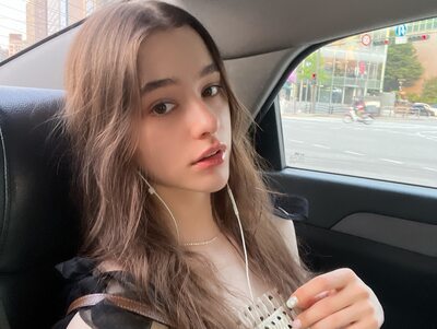 Photo catégorisée avec : Brunette, Dasha Taran, Car, Cute, Eyes, Mouth, Russian, Safe for work, Sexy Wallpaper