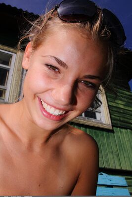 Photo catégorisée avec : Brunette, Domai, Eyes, Henry Sharpe, Marya, Meet Me, Russian, Smiling, Face
