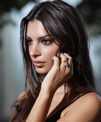 Photo catégorisée avec : Brunette, Emily Ratajkowski, American, Cute, Eyes, Safe for work