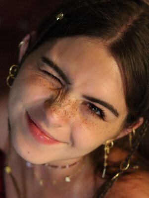 Picture tagged with: Brunette, Eyes, Giorgia Castelli, Italian, Smiling, Cute