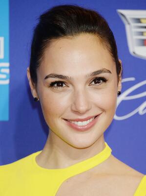 Photo catégorisée avec : Brunette, Gal Gadot, Celebrity - Star, Eyes, Face, Israeli, Safe for work, Smiling