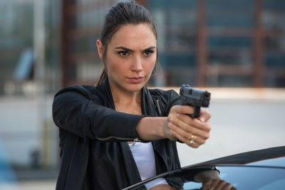 Photo catégorisée avec : Brunette, Gal Gadot, Celebrity - Star, Eyes, Gun, Israeli, Safe for work, Sexy Wallpaper