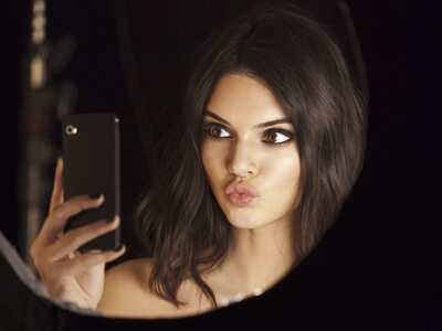 Photo catégorisée avec : Brunette, Kendall Jenner, American, Celebrity - Star, Eyes, Mirror, Mouth, Safe for work, Selfie, Sexy Wallpaper