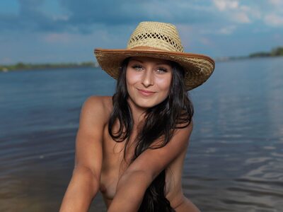 Photo catégorisée avec : Brunette, MET Art, Mosoe, Yarina A, Cute, Eyes, Hat, Nature, Sexy Wallpaper, Smiling, Ukrainian