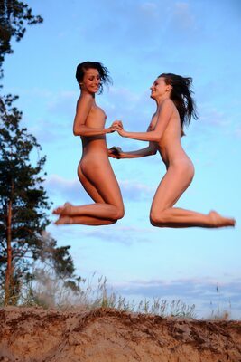 Photo catégorisée avec : Brunette, MET Art, Terida, Vittoria A, Yarina A, 2 girls, Funny, Legs, Lesbian, Nature, Smiling, Ukrainian