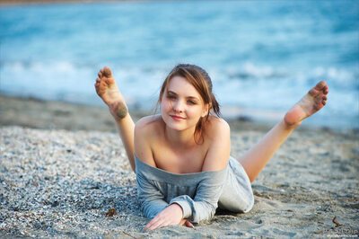 Photo catégorisée avec : Brunette, MPL Studios, Beach, Cute, Feet, Sexy Wallpaper, Smiling