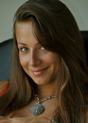 Photo catégorisée avec : Brunette, Natacha Nies-Piotrowski, Belgian, Cute, Eyes, Face, Safe for work, Smiling