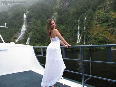Photo catégorisée avec : Brunette, Riley Reid, Boat, Safe for work, Sexy Wallpaper, Smiling
