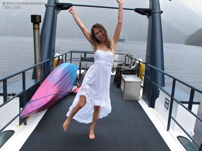 Photo catégorisée avec : Brunette, Riley Reid, Boat, Safe for work, Sexy Wallpaper
