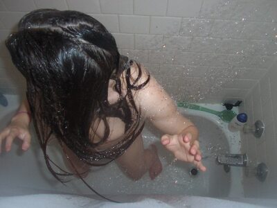 Photo catégorisée avec : Brunette, Sexy Wallpaper, Shower, Small Tits