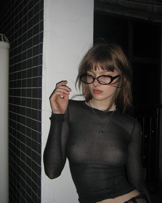 Photo cat&eacute;goris&eacute;e avec&nbsp;: Brunette, Skinny, Piercing