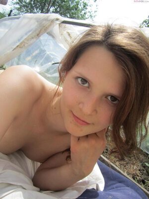Photo cat&eacute;goris&eacute;e avec&nbsp;: Brunette, Small Tits, Face, Cute, Eyes, Nature