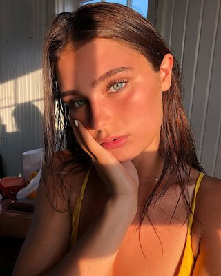 Photo catégorisée avec : Brunette, Canadian, Eyes, Sophi Knight, Cute