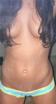 Photo cat&eacute;goris&eacute;e avec&nbsp;: Brunette, Tummy, Piercing