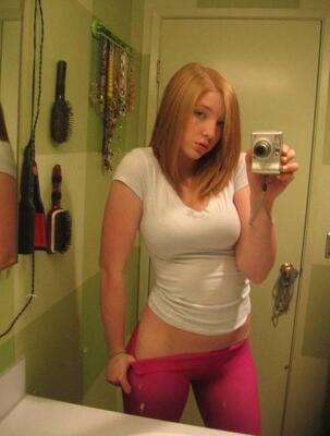 Photo catégorisée avec : Busty, Redhead, Mirror, Selfie