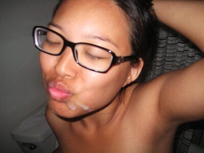 Photo cat&eacute;goris&eacute;e avec&nbsp;: Cumshot, Brunette, Facial