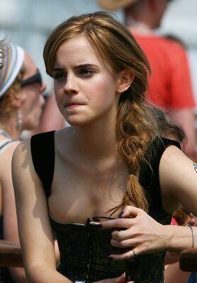 Photo catégorisée avec : Emma Watson, English, Redhead, Celebrity - Star, Cute, Small Tits