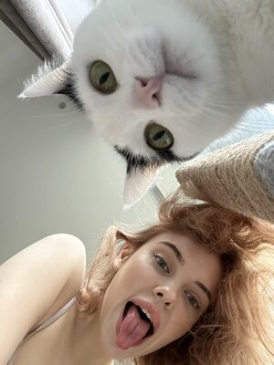 Photo catégorisée avec : Kira - irynaki, Redhead, Cat, Cute, Funny, Selfie, Tongue