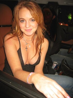 Photo catégorisée avec : Lindsay Lohan, Redhead, Car, Celebrity - Star, Cute, Smiling