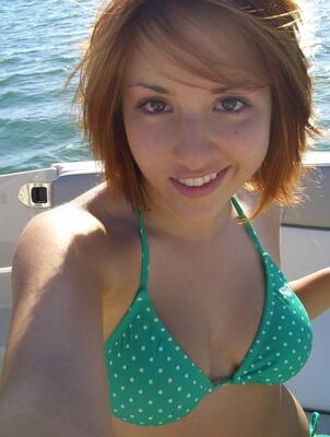 Photo catégorisée avec : Redhead, Bikini, Boat, Eyes, Selfie, Smiling