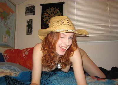 Photo catégorisée avec : Redhead, Cute, Hat, Sexy Wallpaper, Small Tits, Smiling
