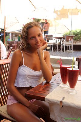 Photo cat&eacute;goris&eacute;e avec&nbsp;: Skinny, 2clovers.com, Blonde, Es Cavallet Beach Part 1, Katya Clover - Mango A, Russian, Smiling, Cute, Safe for work, Tanned