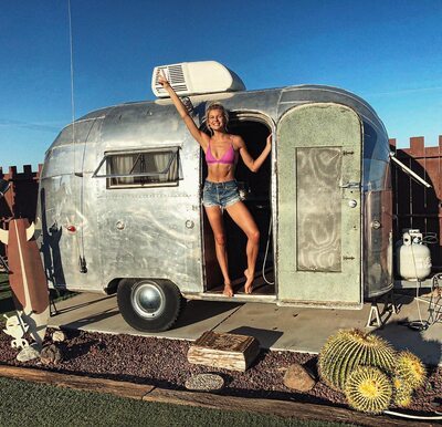 Photo cat&eacute;goris&eacute;e avec&nbsp;: Skinny, Abby Neff, American, Bikini, Blonde, Feet, Legs, Smiling, Cute, Small Tits, Tummy