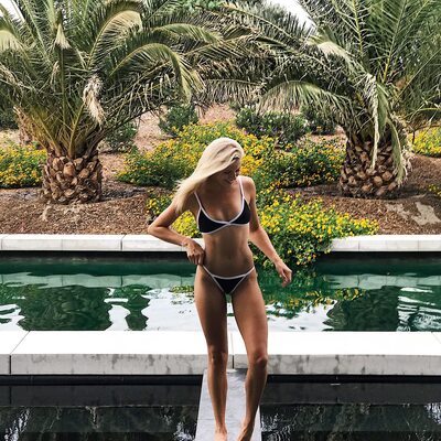 Photo cat&eacute;goris&eacute;e avec&nbsp;: Skinny, Abby Neff, American, Bikini, Blonde, Legs, Cute, Pool, Tummy