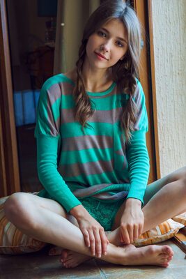 Photo catégorisée avec : Skinny, Alex Lynn, Brunette, Eyes, Feet, Legs, Mila Azul, Phez, SexArt, Ukrainian, Cute, Lingerie
