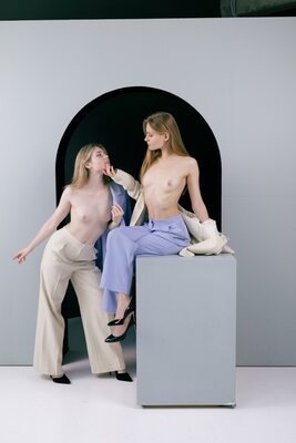 Photo catégorisée avec : Skinny, Alice Lismagi, Blonde, Igor Kuprianow, Victoria, 2 girls, Art, Cute, Small Tits, Tummy