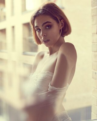 Photo cat&eacute;goris&eacute;e avec&nbsp;: Skinny, Alice Riley, Brunette, Eyes, Cute, Flat chested, Lingerie, Safe for work, Small Tits