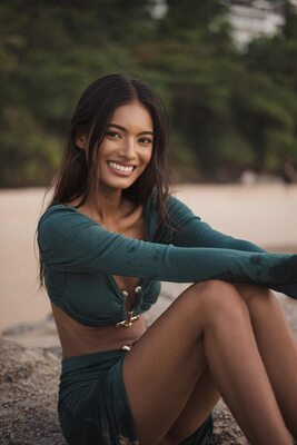 Photo catégorisée avec : Skinny, Alisa Arunahiran, Asian, Beach, Brunette, Eyes, Legs, Smiling, Thai, Cute