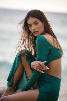Photo catégorisée avec : Skinny, Alisa Arunahiran, Asian, Beach, Brunette, Eyes, Legs, Thai, Cute