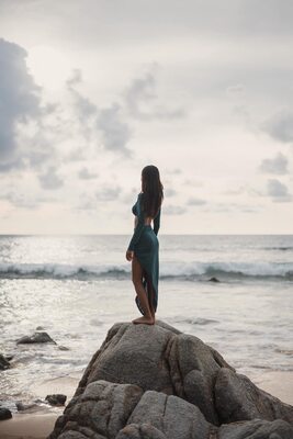 Photo catégorisée avec : Skinny, Alisa Arunahiran, Asian, Beach, Brunette, Legs, Thai, Ass - Butt, Cute