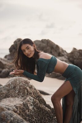 Photo catégorisée avec : Skinny, Alisa Arunahiran, Asian, Beach, Brunette, Legs, Thai, Cute