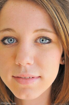 Photo catégorisée avec : Skinny, Allie Rose, American, Brunette, Eyes, FTV Girls, Close-up, Face, Safe for work