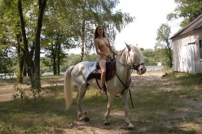 Photo catégorisée avec : Skinny, Amazon, Blonde, MET Art, Marilu A, Boobs, Cute, Horse, Legs, Nature, Sexy Wallpaper, Tummy, Ukrainian