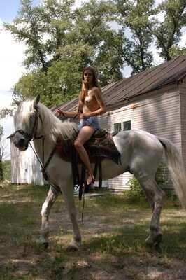 Photo catégorisée avec : Skinny, Amazon, Blonde, MET Art, Marilu A, Cute, Horse, Legs, Nature, Small Tits, Ukrainian