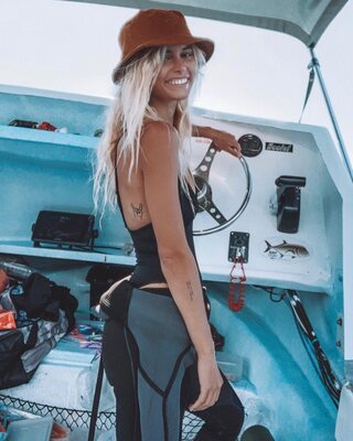 Photo catégorisée avec : Skinny, Amberleigh West, Blonde, American, Boat, Cute, Safe for work, Smiling, Tattoo