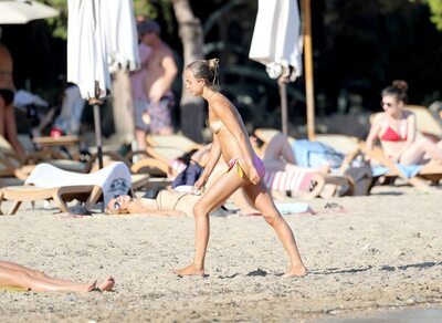 Photo catégorisée avec : Skinny, Amelia Windsor, Blonde, Beach, Celebrity - Star, English, Monokini, Small Tits