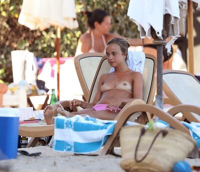 Photo catégorisée avec : Skinny, Amelia Windsor, Blonde, Beach, Celebrity - Star, English, Monokini, Small Tits