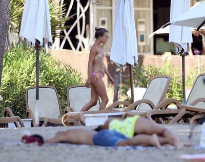 Photo catégorisée avec : Skinny, Amelia Windsor, Blonde, Beach, Celebrity - Star, English, Monokini, Small Tits