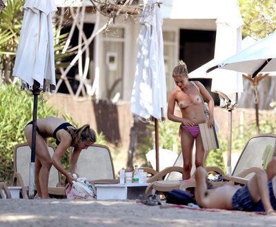 Photo catégorisée avec : Skinny, Amelia Windsor, Blonde, English, Legs, Sexy Wallpaper, Celebrity - Star, Small Tits, Tummy