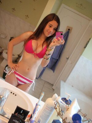Photo catégorisée avec : Skinny, American, Angie Varona, Bikini, Brunette, Busty, Mirror, Selfie, Cute, Tummy