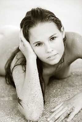 Photo cat&eacute;goris&eacute;e avec&nbsp;: Skinny, American, Aria A, Beach, Black and White, Brunette, Kevin Roberts, MET Art, Vita, Cute, Small Tits