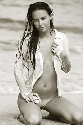 Photo cat&eacute;goris&eacute;e avec&nbsp;: Skinny, American, Aria A, Beach, Black and White, Brunette, Kevin Roberts, MET Art, Vita, Cute, Small Tits