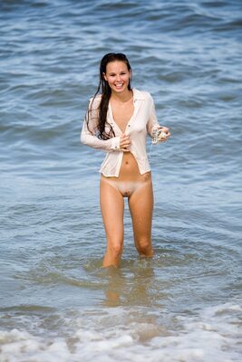 Photo catégorisée avec : Skinny, American, Aria A, Beach, Brunette, Kevin Roberts, Legs, MET Art, Smiling, Vita, Cute, Pussy, Small Tits, Tummy
